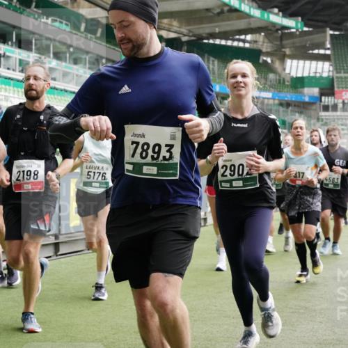 05.10.2025 - 20. swb-Marathon Bremen Michael Burmester http://msf.ph/oto/9331843 05.10.2025 13:05:38 Laufen im Stadion 190, 199, 406, 459, 520, 611, 678, 804, 817, 858, 924, 1147, 1154, 1228, 1404, 1410, 1455, 1480, 1545, 1610, 1702, 1840, 1867, 1990, 2058, 2187, 2190, 2198, 2199, 2422, 2437, 2584, 2604, 2671, 2698, 2748, 2785, 2902, 2935, 3008, 3025, 3049, 3317, 3368, 3378, 3380, 3445, 3450, 3479, 3799, 3809, 3837, 3853, 4055, 4207, 4326, 4332, 4376, 4563, 4641, 4643, 4665, 4676, 4766, 4831, 4855, 4892, 4904, 4983, 5166, 5176, 5362, 5382, 5614, 5824, 5904, 5945, 6283 meine-sportfotos.de