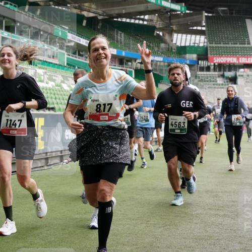 05.10.2025 - 20. swb-Marathon Bremen Michael Burmester http://msf.ph/oto/9331868 05.10.2025 13:05:40 Laufen im Stadion 190, 199, 406, 459, 520, 611, 678, 804, 817, 858, 924, 1023, 1147, 1154, 1228, 1283, 1404, 1410, 1455, 1480, 1545, 1610, 1702, 1840, 1867, 1990, 2058, 2187, 2190, 2198, 2199, 2285, 2422, 2437, 2604, 2671, 2698, 2748, 2785, 2902, 2935, 3025, 3049, 3317, 3368, 3378, 3380, 3445, 3450, 3479, 3799, 3809, 3837, 3853, 4055, 4207, 4326, 4332, 4376, 4563, 4641, 4643, 4665, 4676, 4766, 4831, 4855, 4892, 4904, 4983, 5166, 5176, 5362, 5382, 5614, 5824, 5904, 5945, 6283 meine-sportfotos.de