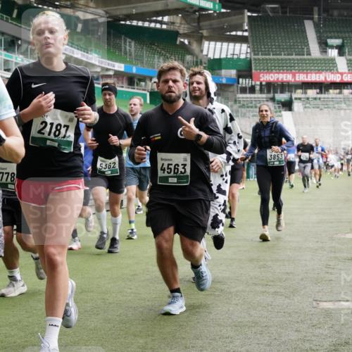 05.10.2025 - 20. swb-Marathon Bremen Michael Burmester http://msf.ph/oto/9331873 05.10.2025 13:05:40 Laufen im Stadion 190, 199, 406, 459, 520, 611, 678, 804, 817, 858, 924, 1023, 1147, 1154, 1228, 1283, 1404, 1410, 1455, 1480, 1545, 1610, 1702, 1840, 1867, 1990, 2058, 2187, 2190, 2198, 2199, 2285, 2422, 2437, 2604, 2671, 2698, 2748, 2785, 2902, 2935, 3025, 3049, 3317, 3368, 3378, 3380, 3445, 3450, 3479, 3799, 3809, 3837, 3853, 4055, 4207, 4326, 4332, 4376, 4563, 4641, 4643, 4665, 4676, 4766, 4831, 4855, 4892, 4904, 4983, 5166, 5176, 5362, 5382, 5614, 5824, 5904, 5945, 6283 meine-sportfotos.de
