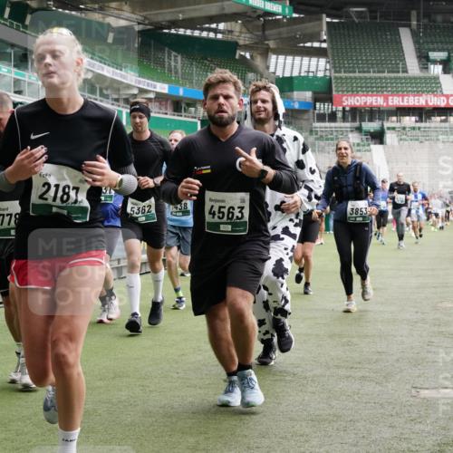 05.10.2025 - 20. swb-Marathon Bremen Michael Burmester http://msf.ph/oto/9331877 05.10.2025 13:05:41 Laufen im Stadion 190, 199, 406, 459, 520, 611, 678, 804, 817, 858, 924, 1023, 1147, 1154, 1228, 1283, 1404, 1410, 1455, 1480, 1545, 1610, 1702, 1840, 1867, 1990, 2058, 2187, 2190, 2198, 2199, 2285, 2422, 2437, 2604, 2671, 2698, 2748, 2785, 2902, 2919, 2935, 3025, 3049, 3317, 3368, 3378, 3380, 3450, 3479, 3799, 3809, 3837, 3853, 4055, 4207, 4326, 4332, 4376, 4563, 4641, 4643, 4665, 4676, 4766, 4831, 4855, 4892, 4904, 4983, 5166, 5176, 5362, 5382, 5614, 5824, 5904, 5945, 6283 meine-sportfotos.de