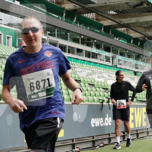 05.10.2025 - 20. swb-Marathon Bremen Michael Burmester http://msf.ph/oto/9331945 05.10.2025 13:05:47 Laufen im Stadion 459, 520, 611, 678, 804, 817, 824, 924, 1023, 1147, 1154, 1228, 1283, 1410, 1545, 1610, 1702, 1840, 1867, 1990, 2058, 2187, 2190, 2198, 2199, 2285, 2422, 2437, 2604, 2671, 2698, 2748, 2785, 2902, 2919, 2935, 2980, 3025, 3049, 3317, 3368, 3378, 3380, 3450, 3479, 3799, 3809, 3837, 3853, 4039, 4055, 4207, 4326, 4332, 4376, 4404, 4563, 4641, 4643, 4665, 4676, 4766, 4775, 4831, 4892, 4904, 4983, 5044, 5166, 5176, 5362, 5382, 5693, 5824, 5904, 5945, 6283, 190, 199, 406 meine-sportfotos.de