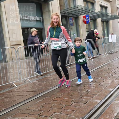 05.10.2025 - 20. swb-Marathon Bremen Strokosch-Dieckow http://msf.ph/oto/9340205 05.10.2025 15:26:01 Ziel 800 meine-sportfotos.de