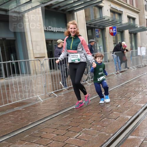 05.10.2025 - 20. swb-Marathon Bremen Strokosch-Dieckow http://msf.ph/oto/9340206 05.10.2025 15:26:01 Ziel 800 meine-sportfotos.de