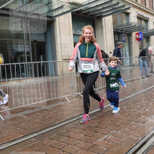 05.10.2025 - 20. swb-Marathon Bremen Strokosch-Dieckow http://msf.ph/oto/9340207 05.10.2025 15:26:01 Ziel 800 meine-sportfotos.de
