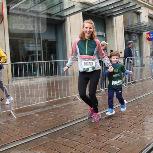 05.10.2025 - 20. swb-Marathon Bremen Strokosch-Dieckow http://msf.ph/oto/9340208 05.10.2025 15:26:02 Ziel 800 meine-sportfotos.de