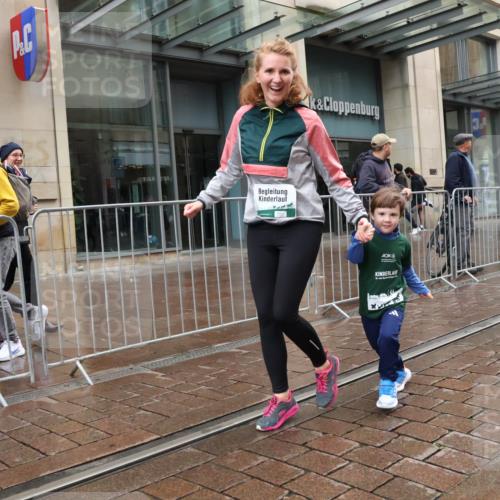 05.10.2025 - 20. swb-Marathon Bremen Strokosch-Dieckow http://msf.ph/oto/9340209 05.10.2025 15:26:02 Ziel 800 meine-sportfotos.de