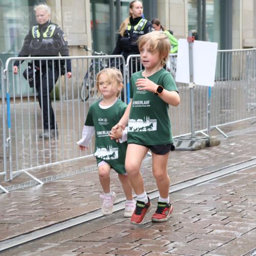 05.10.2025 - 20. swb-Marathon Bremen Strokosch-Dieckow http://msf.ph/oto/9340213 05.10.2025 15:27:34 Ziel 640, 2095 meine-sportfotos.de