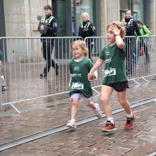 05.10.2025 - 20. swb-Marathon Bremen Strokosch-Dieckow http://msf.ph/oto/9340215 05.10.2025 15:27:34 Ziel 640, 2095 meine-sportfotos.de