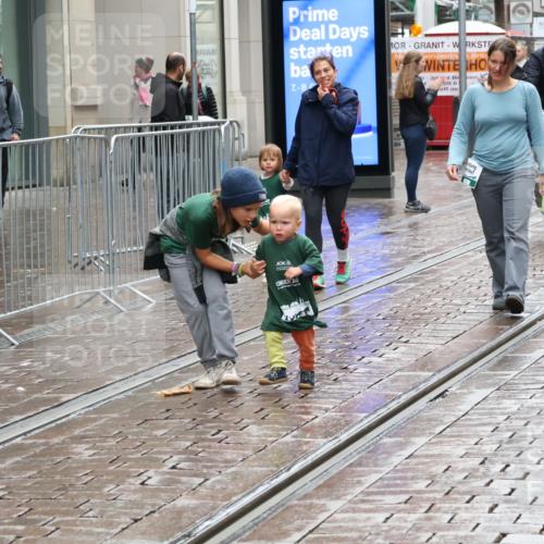 05.10.2025 - 20. swb-Marathon Bremen Strokosch-Dieckow http://msf.ph/oto/9340220 05.10.2025 15:27:44 Ziel 2095, 10864 meine-sportfotos.de