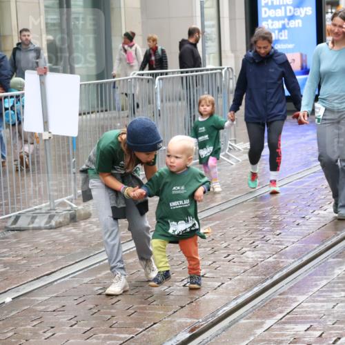 05.10.2025 - 20. swb-Marathon Bremen Strokosch-Dieckow http://msf.ph/oto/9340224 05.10.2025 15:27:46 Ziel 2095, 10864 meine-sportfotos.de