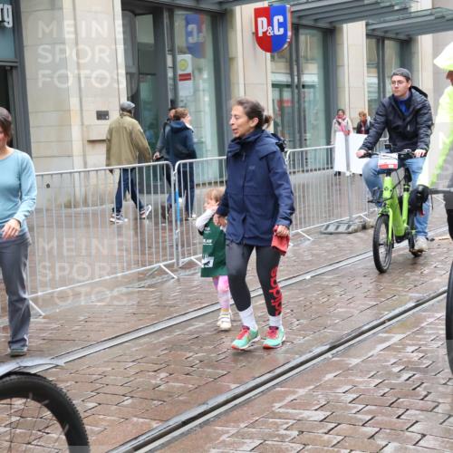 05.10.2025 - 20. swb-Marathon Bremen Strokosch-Dieckow http://msf.ph/oto/9340226 05.10.2025 15:27:53 Ziel 2095, 10864 meine-sportfotos.de