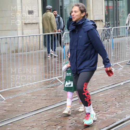 05.10.2025 - 20. swb-Marathon Bremen Strokosch-Dieckow http://msf.ph/oto/9340227 05.10.2025 15:27:54 Ziel 10864 meine-sportfotos.de