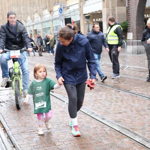 05.10.2025 - 20. swb-Marathon Bremen Strokosch-Dieckow http://msf.ph/oto/9340228 05.10.2025 15:28:05 Ziel  meine-sportfotos.de