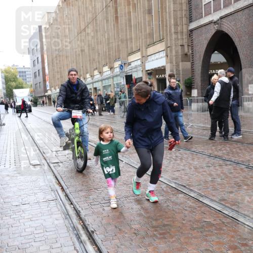 05.10.2025 - 20. swb-Marathon Bremen Strokosch-Dieckow http://msf.ph/oto/9340229 05.10.2025 15:28:05 Ziel  meine-sportfotos.de