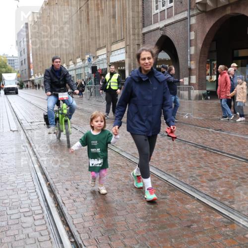 05.10.2025 - 20. swb-Marathon Bremen Strokosch-Dieckow http://msf.ph/oto/9340231 05.10.2025 15:28:07 Ziel  meine-sportfotos.de