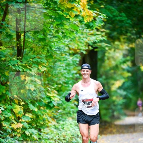 12.10.2025 - Bramfelder Halbmarathon 2025 Dr. Thomas Lammeyer http://msf.ph/oto/9340349 12.10.2025 09:46:06 Laufen 2505 meine-sportfotos.de