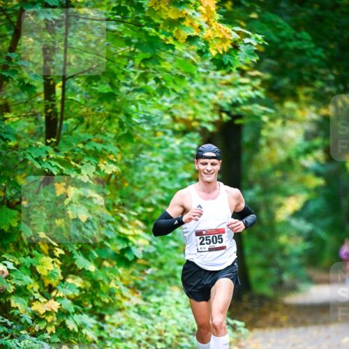12.10.2025 - Bramfelder Halbmarathon 2025 Dr. Thomas Lammeyer http://msf.ph/oto/9340350 12.10.2025 09:46:06 Laufen 2505, 812 meine-sportfotos.de