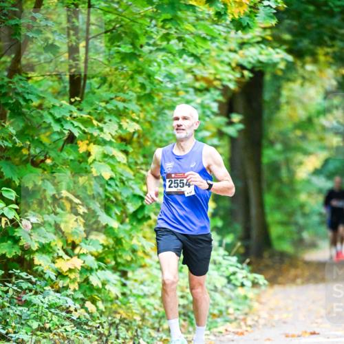 12.10.2025 - Bramfelder Halbmarathon 2025 Dr. Thomas Lammeyer http://msf.ph/oto/9340454 12.10.2025 09:47:40 Laufen 2554, 97 meine-sportfotos.de
