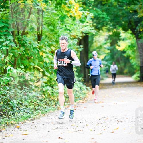 12.10.2025 - Bramfelder Halbmarathon 2025 Dr. Thomas Lammeyer http://msf.ph/oto/9340572 12.10.2025 09:48:13 Laufen 4, 2543 meine-sportfotos.de