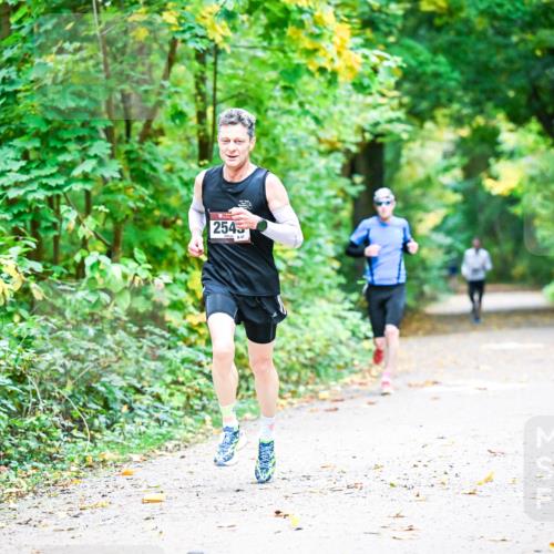 12.10.2025 - Bramfelder Halbmarathon 2025 Dr. Thomas Lammeyer http://msf.ph/oto/9340577 12.10.2025 09:48:14 Laufen 2545 meine-sportfotos.de