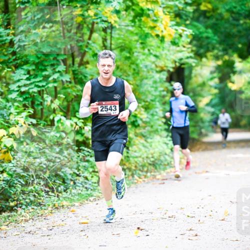 12.10.2025 - Bramfelder Halbmarathon 2025 Dr. Thomas Lammeyer http://msf.ph/oto/9340579 12.10.2025 09:48:14 Laufen 2543, 47 meine-sportfotos.de