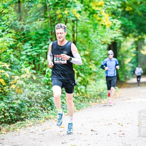 12.10.2025 - Bramfelder Halbmarathon 2025 Dr. Thomas Lammeyer http://msf.ph/oto/9340582 12.10.2025 09:48:14 Laufen 254, 47 meine-sportfotos.de