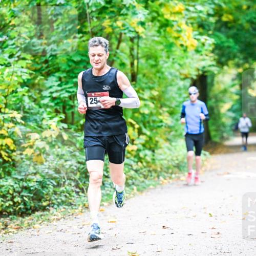 12.10.2025 - Bramfelder Halbmarathon 2025 Dr. Thomas Lammeyer http://msf.ph/oto/9340583 12.10.2025 09:48:14 Laufen 25 meine-sportfotos.de