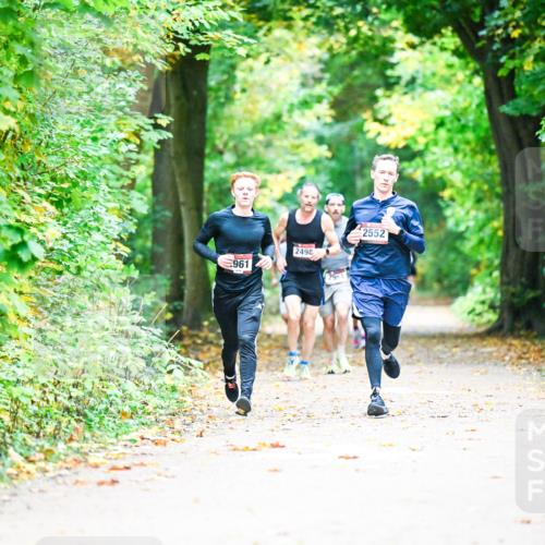 12.10.2025 - Bramfelder Halbmarathon 2025 Dr. Thomas Lammeyer http://msf.ph/oto/9340878 12.10.2025 09:49:59 Laufen 961, 2492, 2552 meine-sportfotos.de