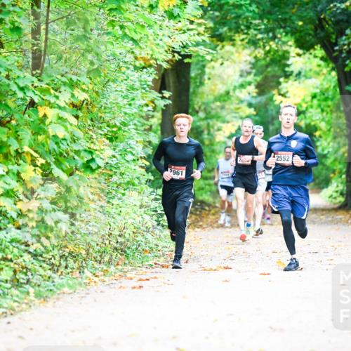 12.10.2025 - Bramfelder Halbmarathon 2025 Dr. Thomas Lammeyer http://msf.ph/oto/9340888 12.10.2025 09:50:00 Laufen 2961, 54, 2552 meine-sportfotos.de