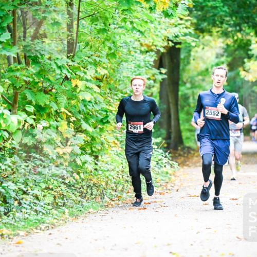 12.10.2025 - Bramfelder Halbmarathon 2025 Dr. Thomas Lammeyer http://msf.ph/oto/9340897 12.10.2025 09:50:01 Laufen 2961, 2552, 2554 meine-sportfotos.de