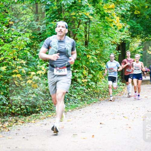 12.10.2025 - Bramfelder Halbmarathon 2025 Dr. Thomas Lammeyer http://msf.ph/oto/9340939 12.10.2025 09:50:08 Laufen 498, 2954, 2984, 2881, 2985, 2502 meine-sportfotos.de