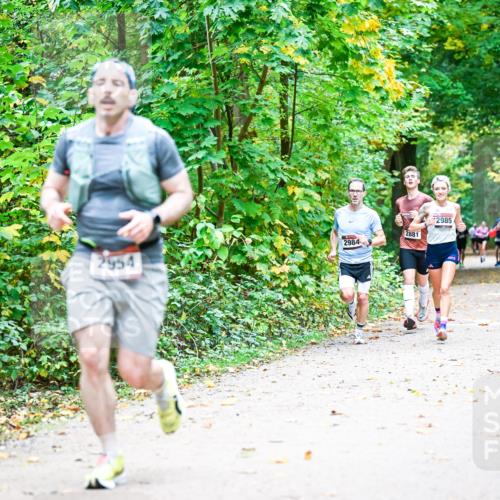 12.10.2025 - Bramfelder Halbmarathon 2025 Dr. Thomas Lammeyer http://msf.ph/oto/9340942 12.10.2025 09:50:09 Laufen 2984, 2954, 2881, 2985, 2502 meine-sportfotos.de