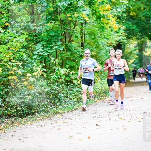 12.10.2025 - Bramfelder Halbmarathon 2025 Dr. Thomas Lammeyer http://msf.ph/oto/9340946 12.10.2025 09:50:10 Laufen 2984, 288, 2985 meine-sportfotos.de