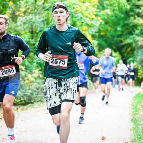 12.10.2025 - Bramfelder Halbmarathon 2025 Dr. Thomas Lammeyer http://msf.ph/oto/9341227 12.10.2025 09:51:09 Laufen 2895, 34, 2575, 99 meine-sportfotos.de