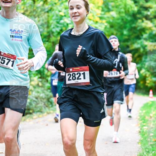 12.10.2025 - Bramfelder Halbmarathon 2025 Dr. Thomas Lammeyer http://msf.ph/oto/9341267 12.10.2025 09:51:16 Laufen 2571, 34, 2821, 2676 meine-sportfotos.de