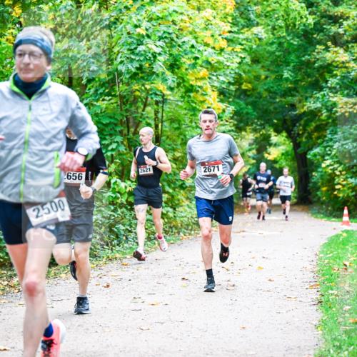 12.10.2025 - Bramfelder Halbmarathon 2025 Dr. Thomas Lammeyer http://msf.ph/oto/9341289 12.10.2025 09:51:20 Laufen 2500, 656, 2621, 2671 meine-sportfotos.de