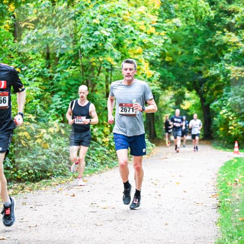 12.10.2025 - Bramfelder Halbmarathon 2025 Dr. Thomas Lammeyer http://msf.ph/oto/9341292 12.10.2025 09:51:20 Laufen 2656, 262, 2671 meine-sportfotos.de