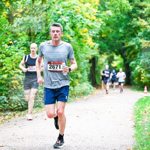 12.10.2025 - Bramfelder Halbmarathon 2025 Dr. Thomas Lammeyer http://msf.ph/oto/9341297 12.10.2025 09:51:21 Laufen 2621, 2671 meine-sportfotos.de