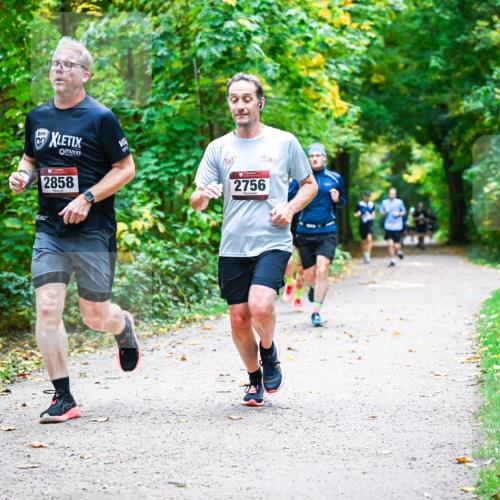 12.10.2025 - Bramfelder Halbmarathon 2025 Dr. Thomas Lammeyer http://msf.ph/oto/9341316 12.10.2025 09:51:28 Laufen 2858, 361, 2756 meine-sportfotos.de