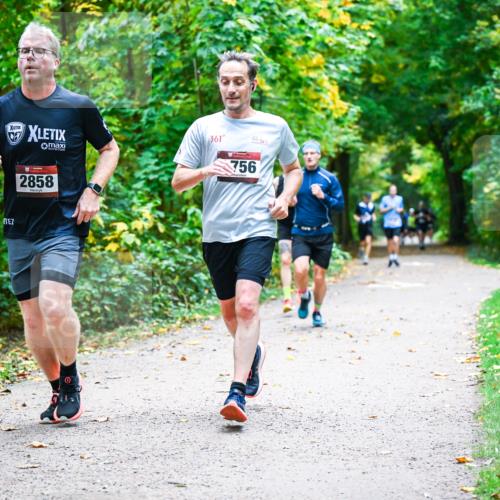 12.10.2025 - Bramfelder Halbmarathon 2025 Dr. Thomas Lammeyer http://msf.ph/oto/9341317 12.10.2025 09:51:28 Laufen 2858, 361, 756 meine-sportfotos.de