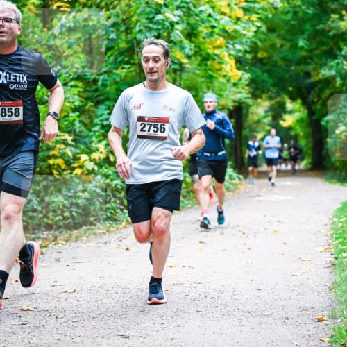 12.10.2025 - Bramfelder Halbmarathon 2025 Dr. Thomas Lammeyer http://msf.ph/oto/9341318 12.10.2025 09:51:28 Laufen 2858, 361, 2756 meine-sportfotos.de