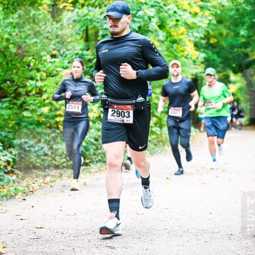 12.10.2025 - Bramfelder Halbmarathon 2025 Dr. Thomas Lammeyer http://msf.ph/oto/9341454 12.10.2025 09:51:51 Laufen 2511, 2903, 3, 2507 meine-sportfotos.de