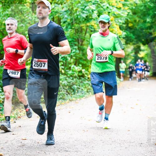 12.10.2025 - Bramfelder Halbmarathon 2025 Dr. Thomas Lammeyer http://msf.ph/oto/9341466 12.10.2025 09:51:53 Laufen 2987, 2507, 2979 meine-sportfotos.de