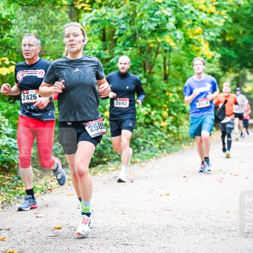 12.10.2025 - Bramfelder Halbmarathon 2025 Dr. Thomas Lammeyer http://msf.ph/oto/9341580 12.10.2025 09:52:18 Laufen 59, 2426, 2589, 2692, 2828 meine-sportfotos.de