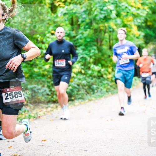 12.10.2025 - Bramfelder Halbmarathon 2025 Dr. Thomas Lammeyer http://msf.ph/oto/9341584 12.10.2025 09:52:19 Laufen 34, 2589, 2692 meine-sportfotos.de