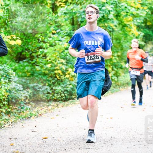 12.10.2025 - Bramfelder Halbmarathon 2025 Dr. Thomas Lammeyer http://msf.ph/oto/9341590 12.10.2025 09:52:20 Laufen 2692, 2828, 7781 meine-sportfotos.de