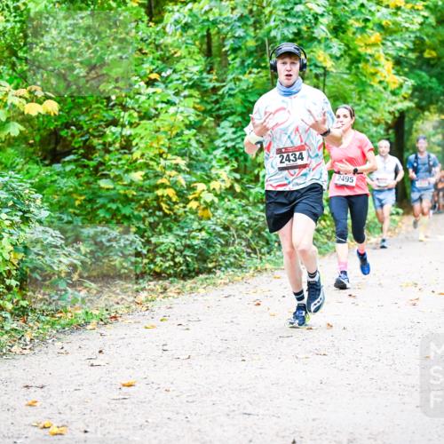 12.10.2025 - Bramfelder Halbmarathon 2025 Dr. Thomas Lammeyer http://msf.ph/oto/9341611 12.10.2025 09:52:24 Laufen 2434, 2495 meine-sportfotos.de