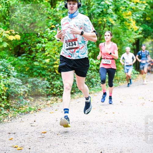 12.10.2025 - Bramfelder Halbmarathon 2025 Dr. Thomas Lammeyer http://msf.ph/oto/9341615 12.10.2025 09:52:24 Laufen 2434, 2495 meine-sportfotos.de