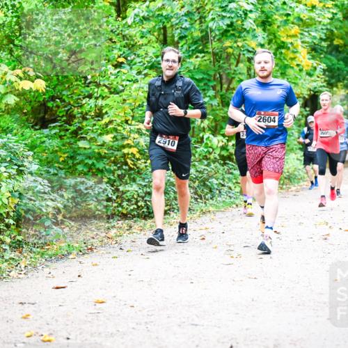 12.10.2025 - Bramfelder Halbmarathon 2025 Dr. Thomas Lammeyer http://msf.ph/oto/9341763 12.10.2025 09:52:55 Laufen 2910, 45, 2604, 2605 meine-sportfotos.de
