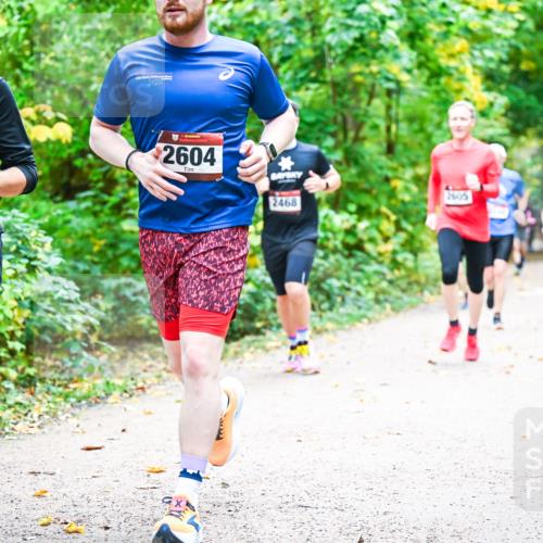 12.10.2025 - Bramfelder Halbmarathon 2025 Dr. Thomas Lammeyer http://msf.ph/oto/9341772 12.10.2025 09:52:57 Laufen 2910, 2025, 34, 2604, 2468, 2605 meine-sportfotos.de